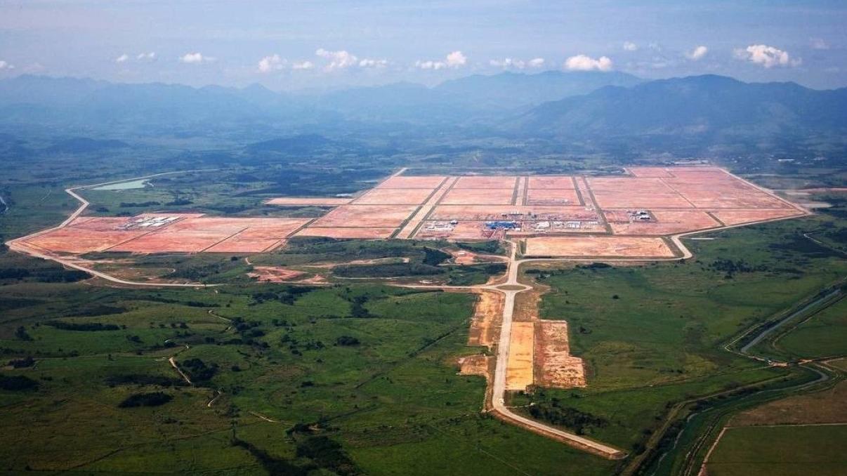 Vista aérea de um grande canteiro de obra
